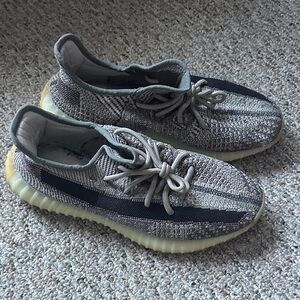 Yeezy 350 V2 size 10 Zyon